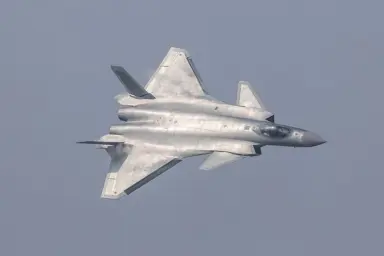 Китай впервые показал истребитель пятого поколения J-20  