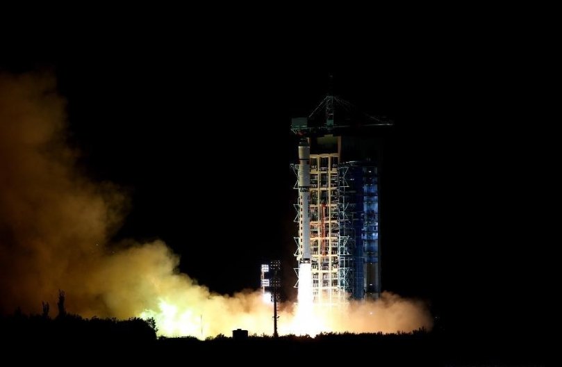 Китай успешно запустил первый в мире спутник для квантовых научных экспериментов "Мо-цзы" 