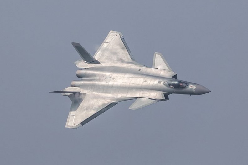 Китай впервые показал истребитель пятого поколения J-20  